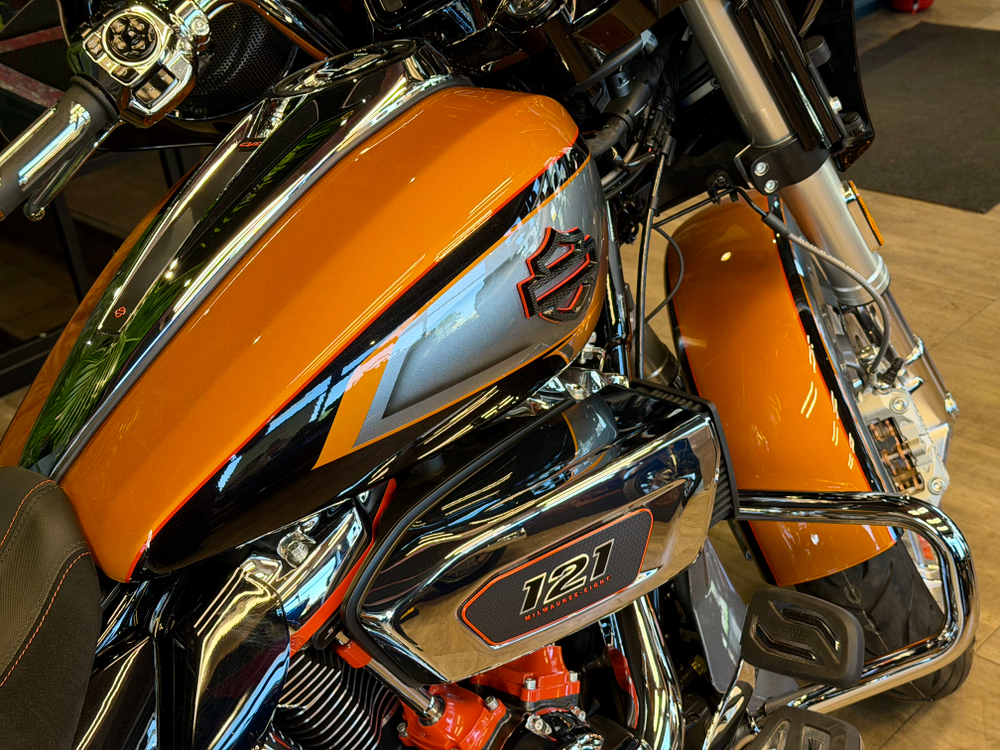 CVO Street Glide "Torched Orange CVO Tri-Tone" (2026)