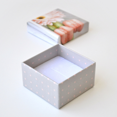 Футляр картонный "Романтика. Гербера с макарунами №9", 60х60х34 мм