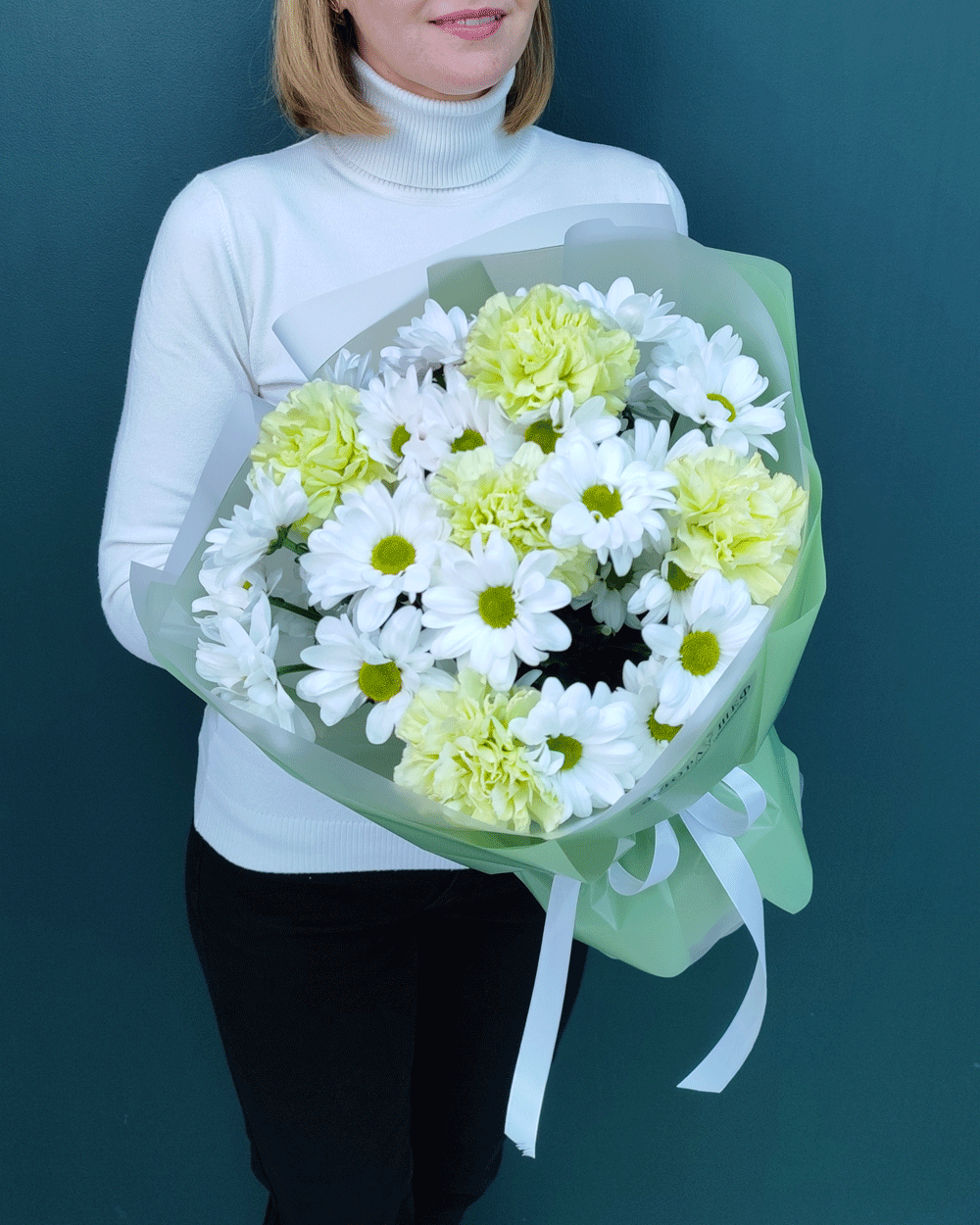 Букет из зеленых диантусов и хризантемы ромашка(00437)