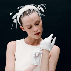 Объемный ободок с перьями, белый