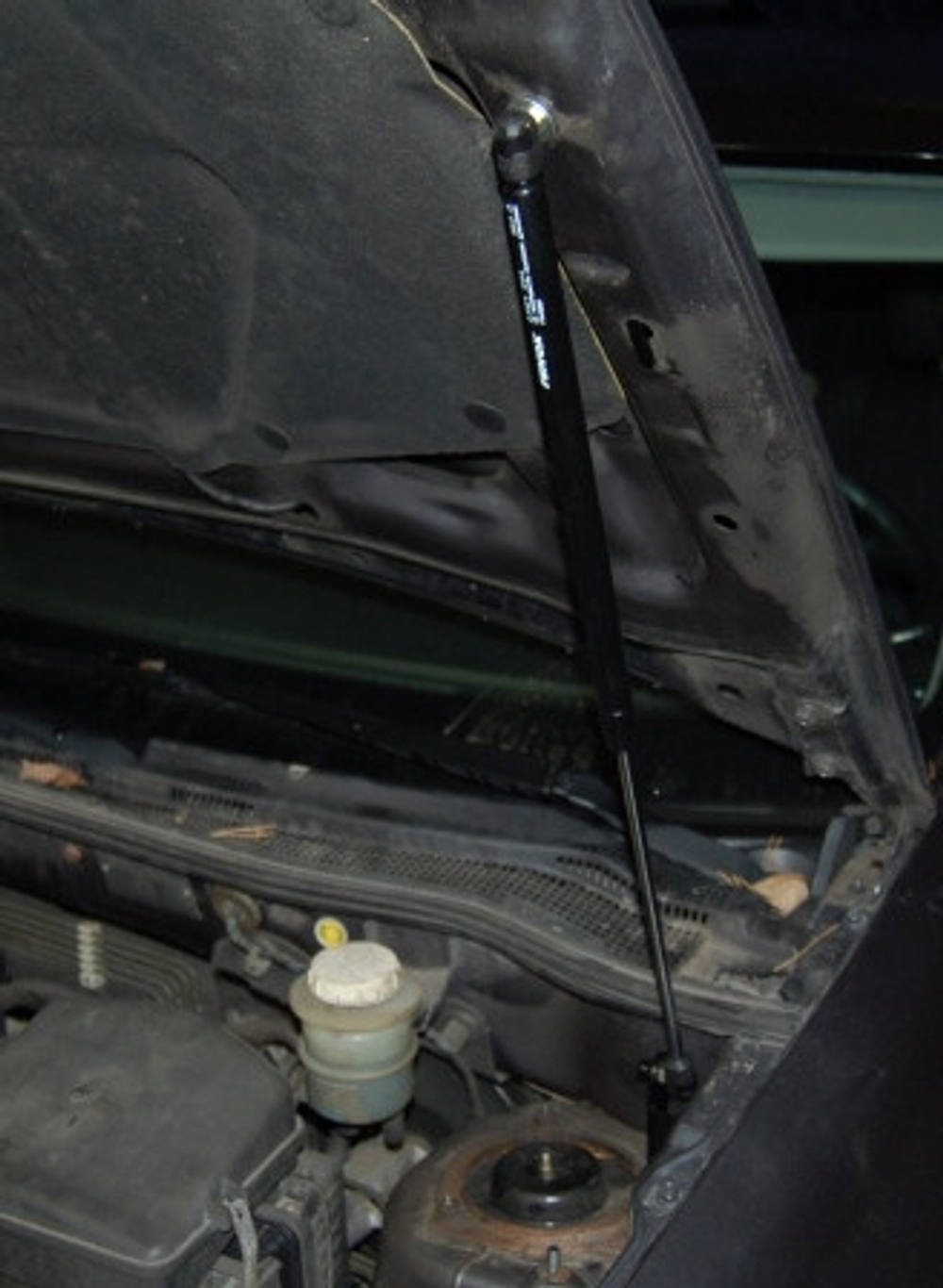 Амортизатор (упор) капота на Mitsubishi Outlander 02-08/1(с 2002 по 2008 г.в.)Autoinnovation