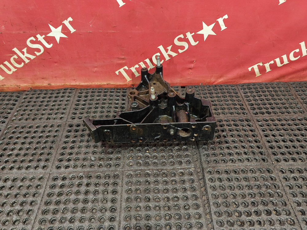 Кронштейн буксировочный левый