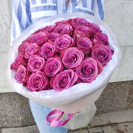 Букет из 25 роз сорта "Deep Purple" (Эквадор 60 см)