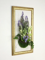Искусственные цветы в багетной раме для декора