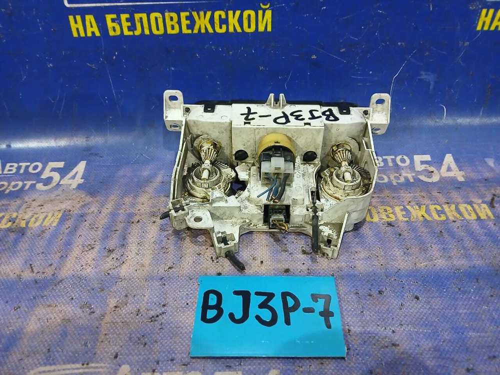 Блок управления климат-контролем MAZDA FAMILIA 2001