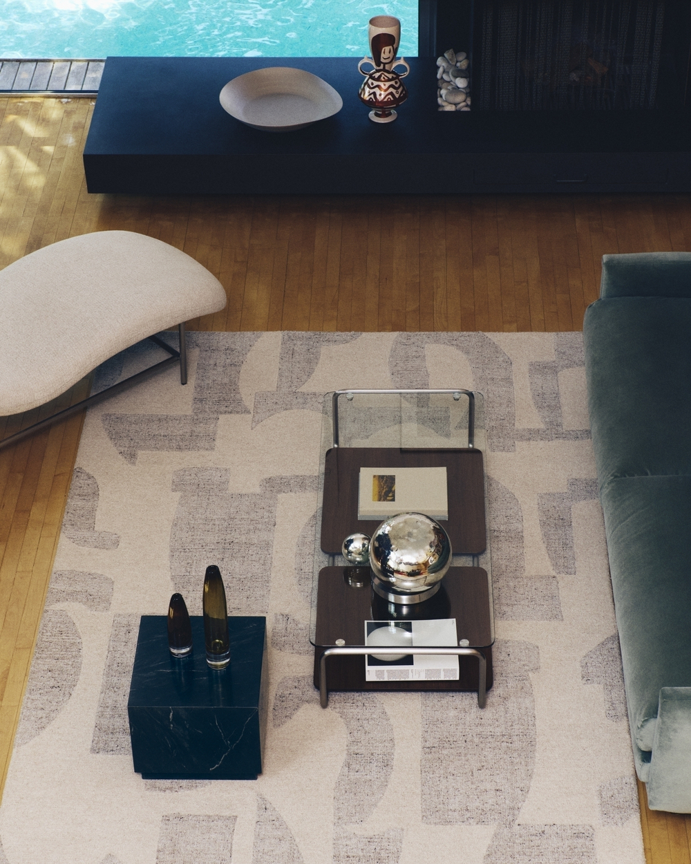 Приставной столик Sorein из черного мрамора 40 x 40 см