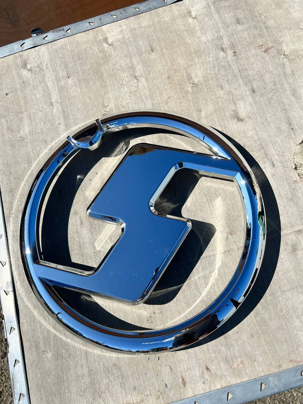 Значёк капота SHAANXI X3000 DZ14251950001