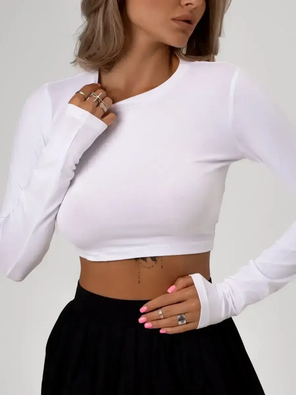 Белый лонгслив укороченный облегающий с длинным рукавом
