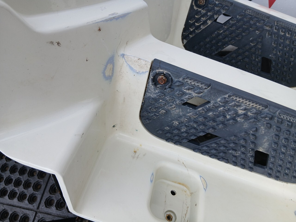 Корпус подножек левый 2023г