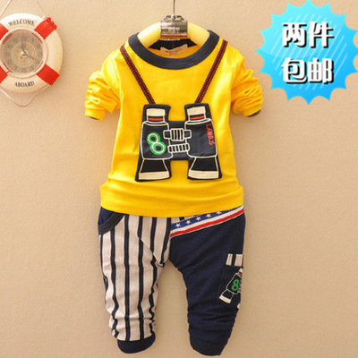 Костюм из шорт с карманами и футболки с аппликацией бинокля