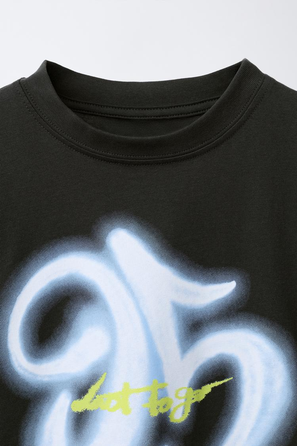 ZARA ФУТБОЛКА С НЕОНОВОЙ НАДПИСЬЮ, ТЕМНЫЙ АНТРАЦИТ