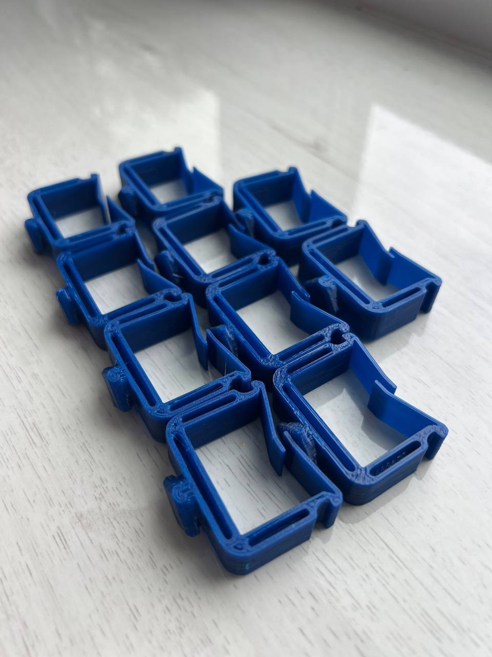 Пластиковый зажим ED44P10 для фиксации в шкафу кабеля (3шт упаковка) диам. до 28.5мм (крепится на DIN-рейку)