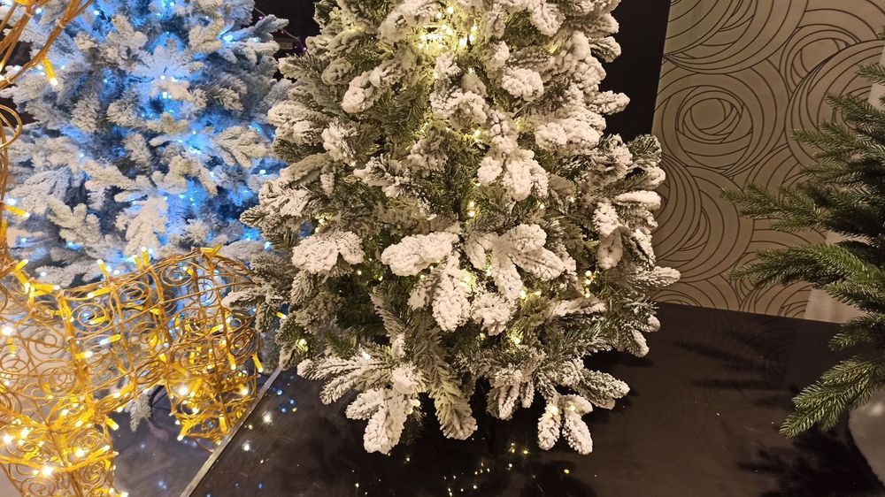 Заснеженная ель с гирляндой «Барокко» теплый свет (Литая+пвх) 240 см / 2,4 м