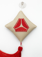 Ромб объемный на присоске SITRAK (экокожа, бежевый, красная вышивка, кисть)