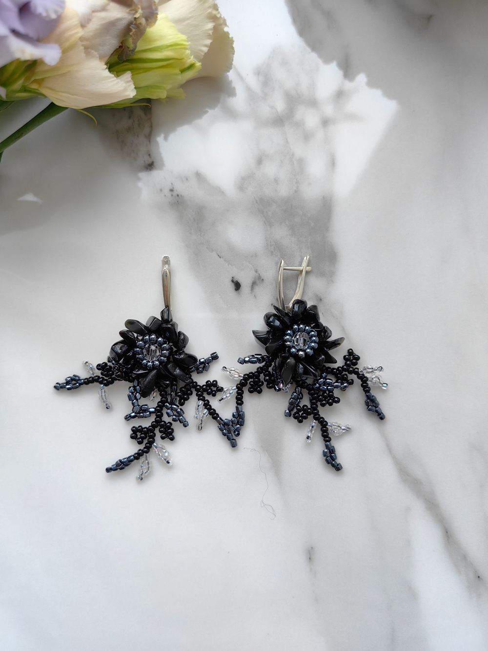 Серьги "Цветы" ручной работы из бисера с камнем камнем агат и кристаллами Swarovski