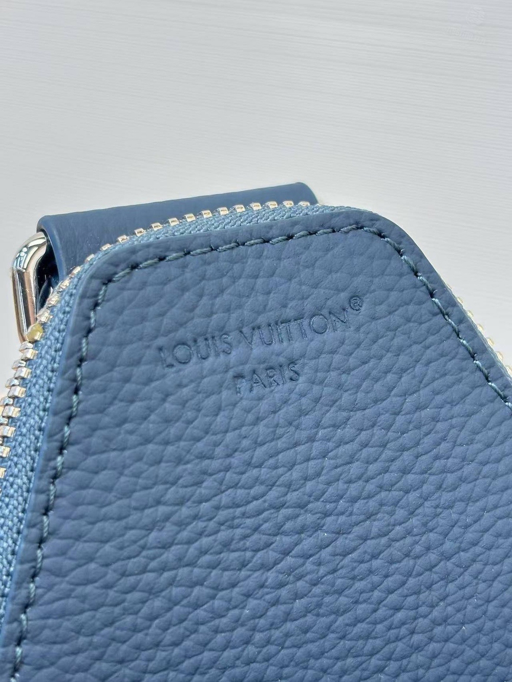 Нагрудная сумка-слинг Louis Vuitton Avenue PM