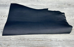 Кожа Vacchetta Prima Blue Jeans в руках