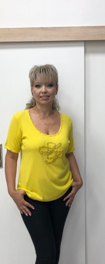 Желтая шелковая футболка со стразовым принтом