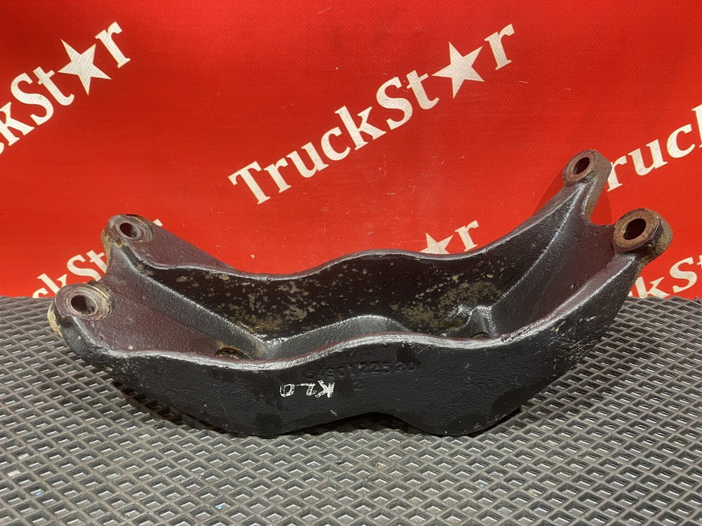 Кронштейн траверсы передней левый 2020г