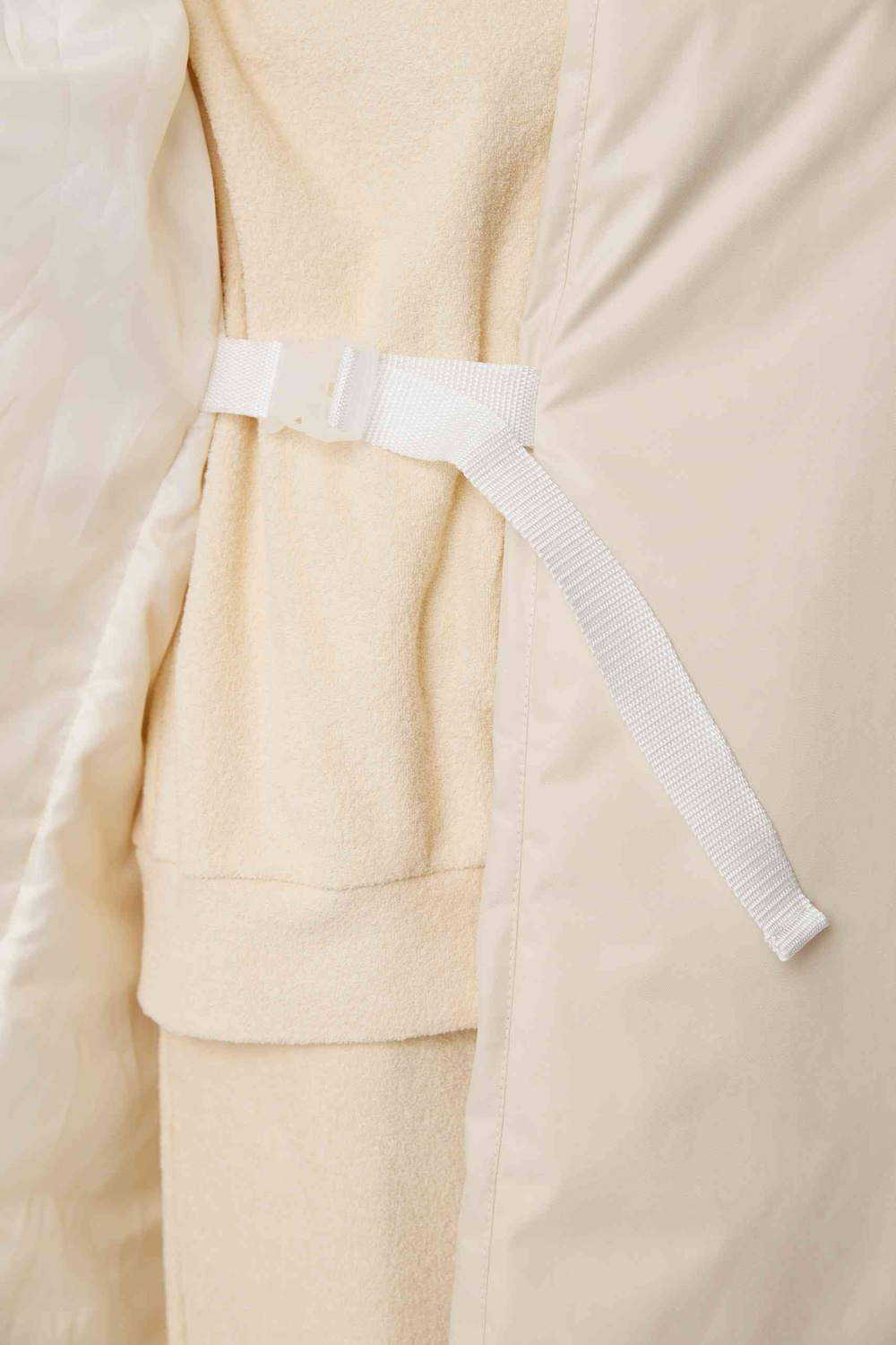 Зимнее пальто на запах из молочной бархатистой мембраны