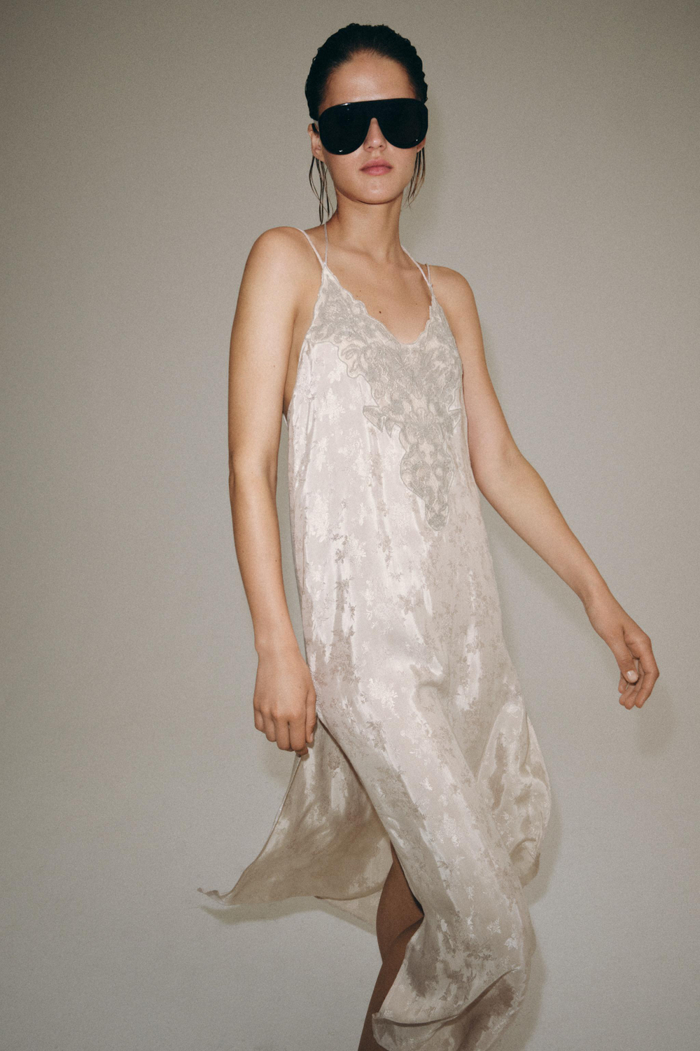 ZARA ЖАККАРДОВОЕ ПЛАТЬЕ С ВЫШИВКОЙ — ZW COLLECTION, ЖЕМЧУЖНО-СЕРЫЙ