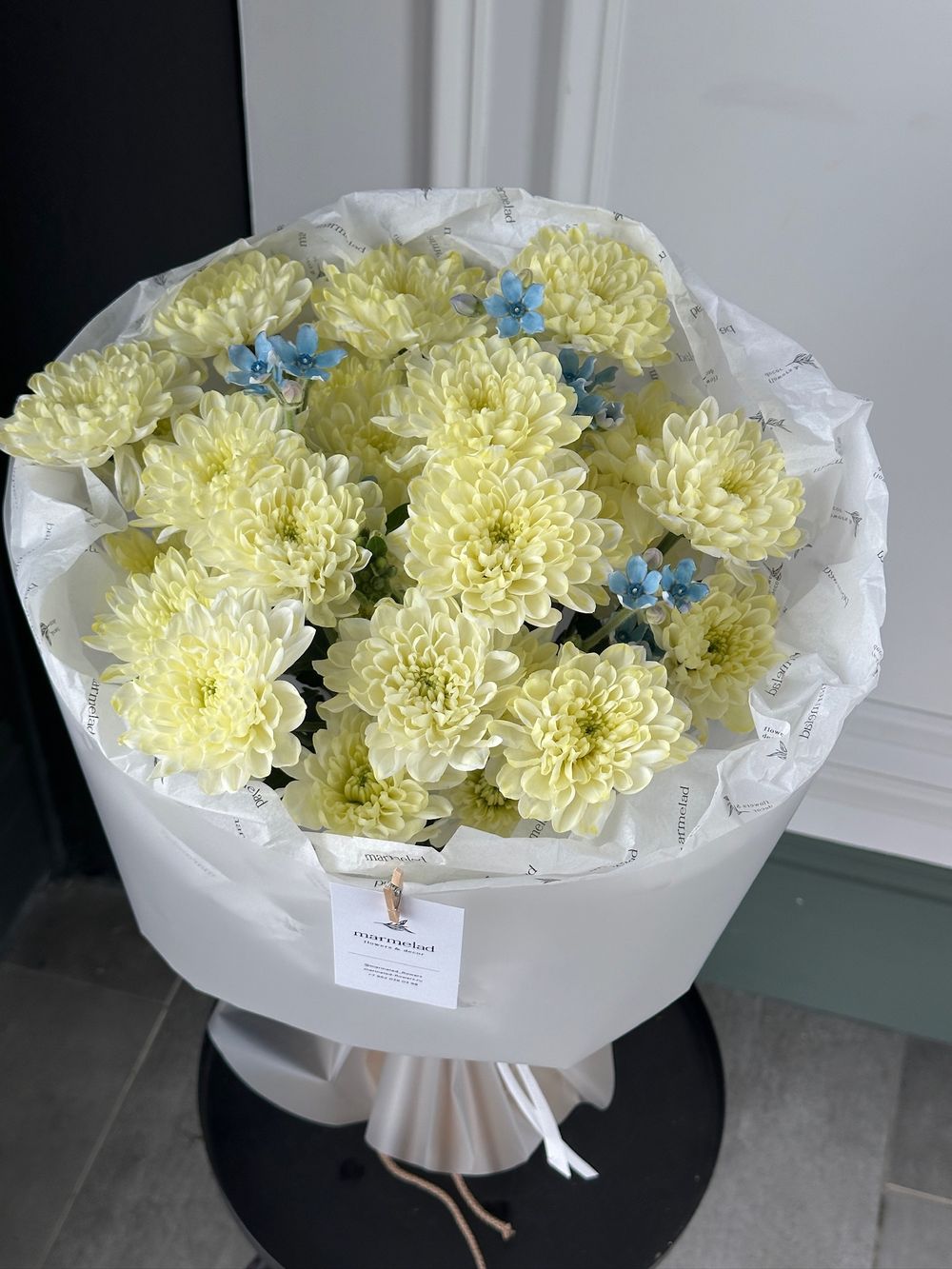 Букет из хризантемы в сливочном оттенке и оксипеталума