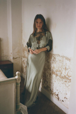 ZARA АТЛАСНОЕ ПЛАТЬЕ С КРУЖЕВОМ, ЗЕЛЕНЫЙ/СЕРЫЙ