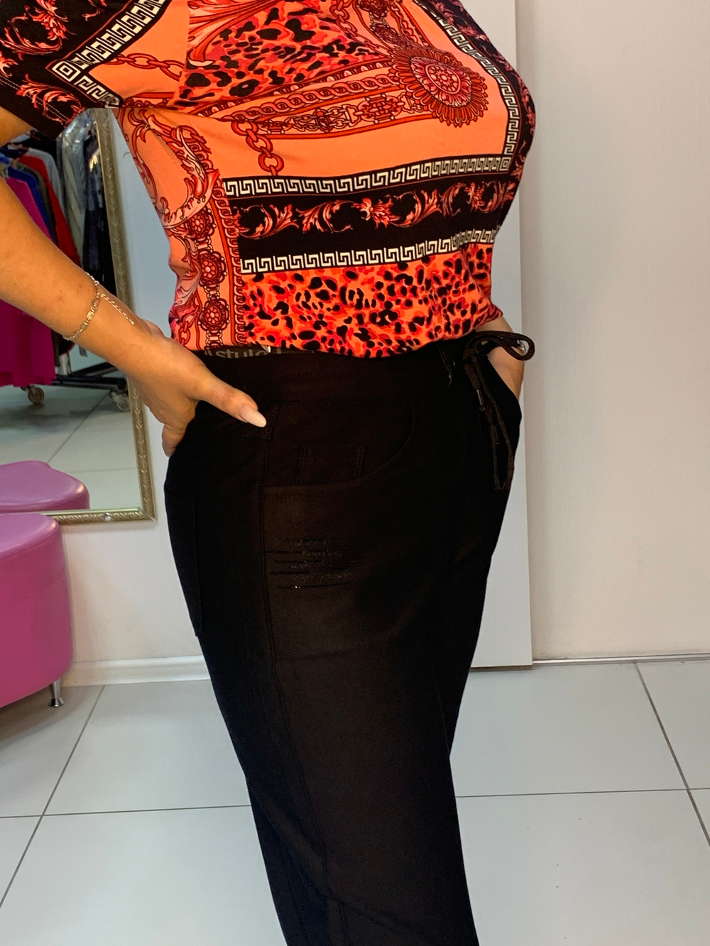 Черные брюки-штанишки на резинке со стразами