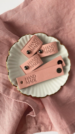 НОВИНКА Кожаные бирки с тиснением на кнопке "Hand Made"