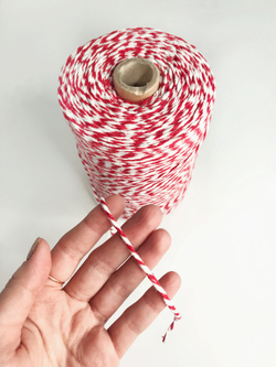 Красно-белый хлопковый шпагат, 740м (ширина 2,5-3 мм)