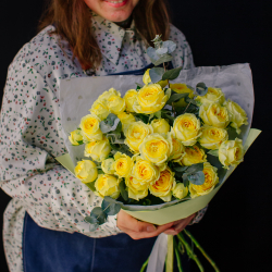 37. Сочный моно-букет из кустовых пионовидных роз