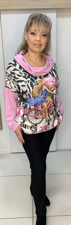 Яркий принтовый джемпер-толстовка с капюшоном