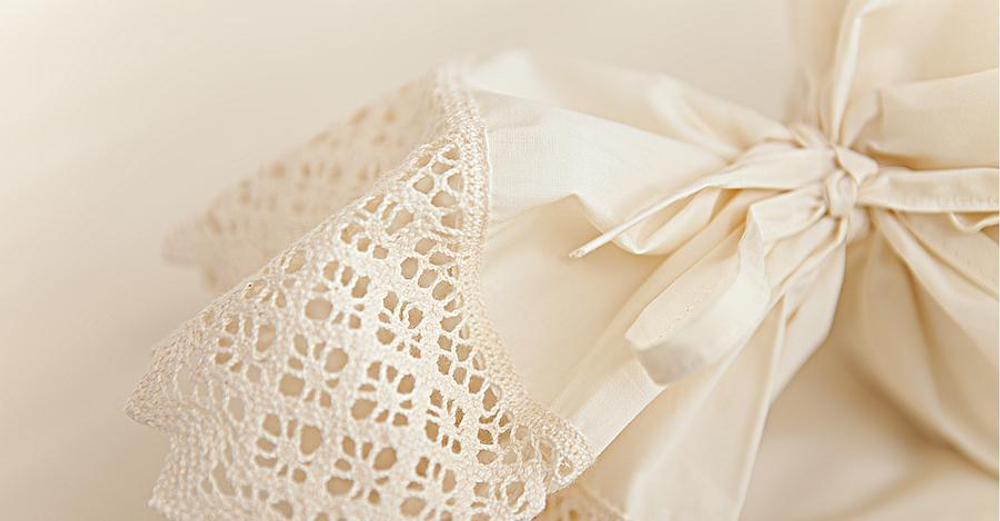 Элитная наволочка декоративная для валика Rose шампань от Luxberry фрагмент