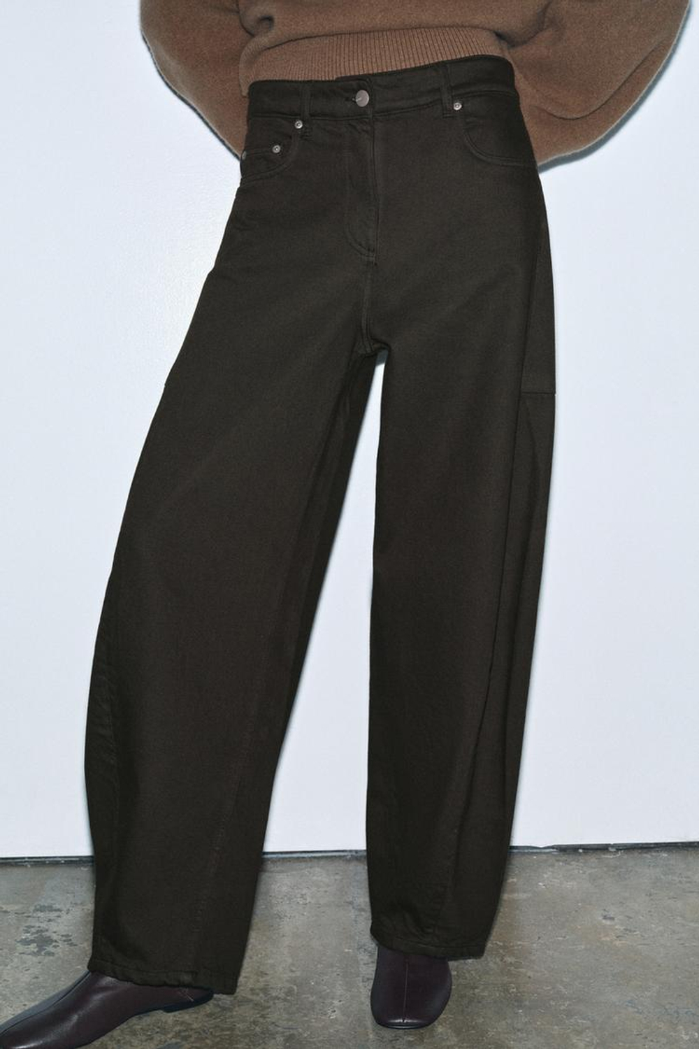 ZARA ДЖИНСЫ ZW COLLECTION ANKLE BALLOON СО СРЕДНЕЙ ПОСАДКОЙ, ШОКОЛАДНЫЙ