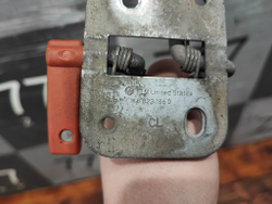 Крюк замка капота Volkswagen Passat B8  Б/У Оригинал 1K8823186D