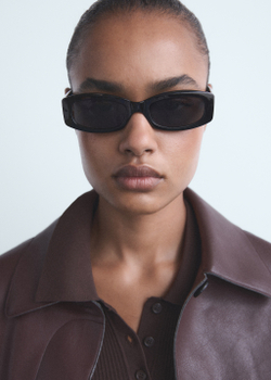 Джинсы с широкими штанинами и высокой посадкой