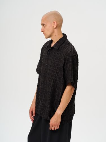 Черная рубашка с фактурным узором