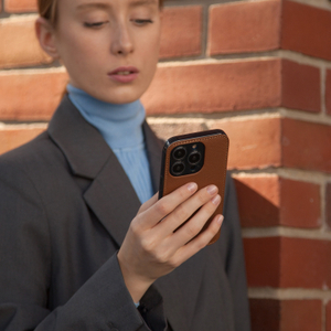 Чехол для iPhone 16 Pro Max из кожи сафьяно, цвета карамель