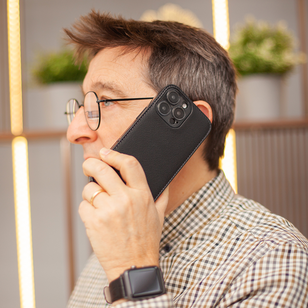 Чехол для iPhone 16 Pro Max из кожи сафьяно, черного цвета