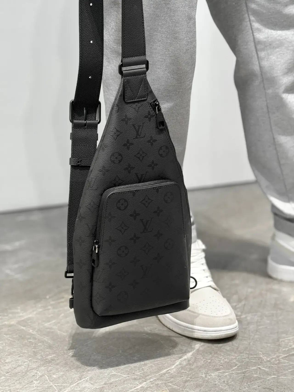 Нагрудная сумка-слинг Louis Vuitton Duo