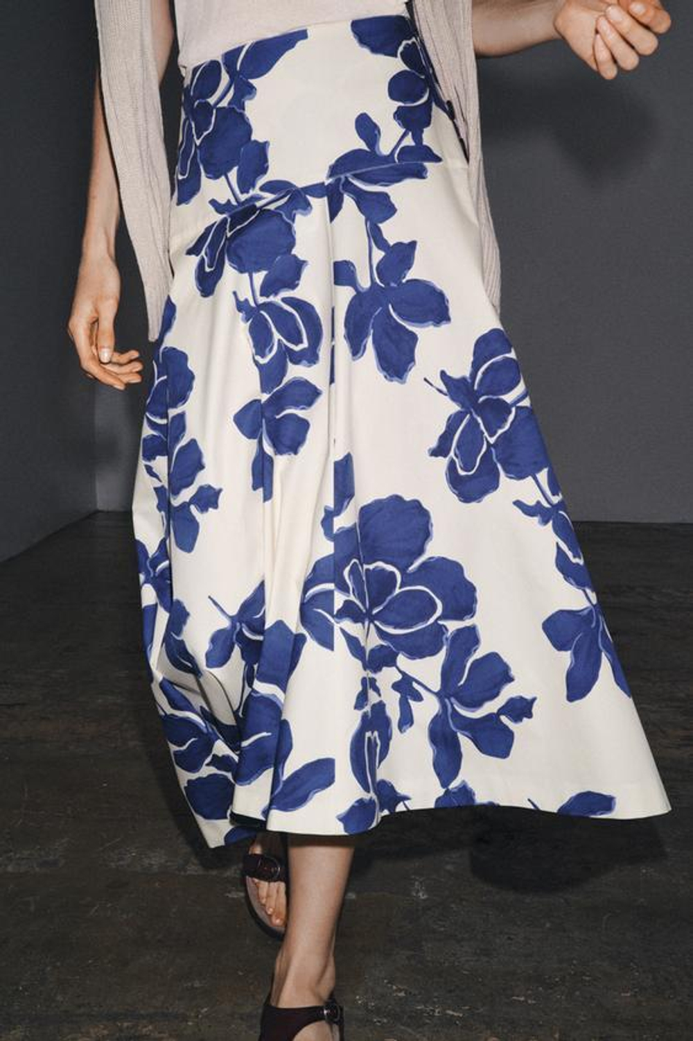 ZARA ЮБКА-МИДИ С ЦВЕТОЧНЫМ ПРИНТОМ ZW COLLECTION, ЭКРЮ/СИНИЙ