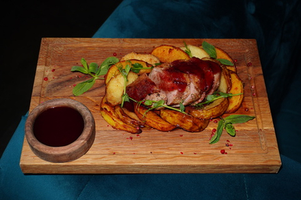 Утка под ягодным соусом с печеными яблоками и картофелем