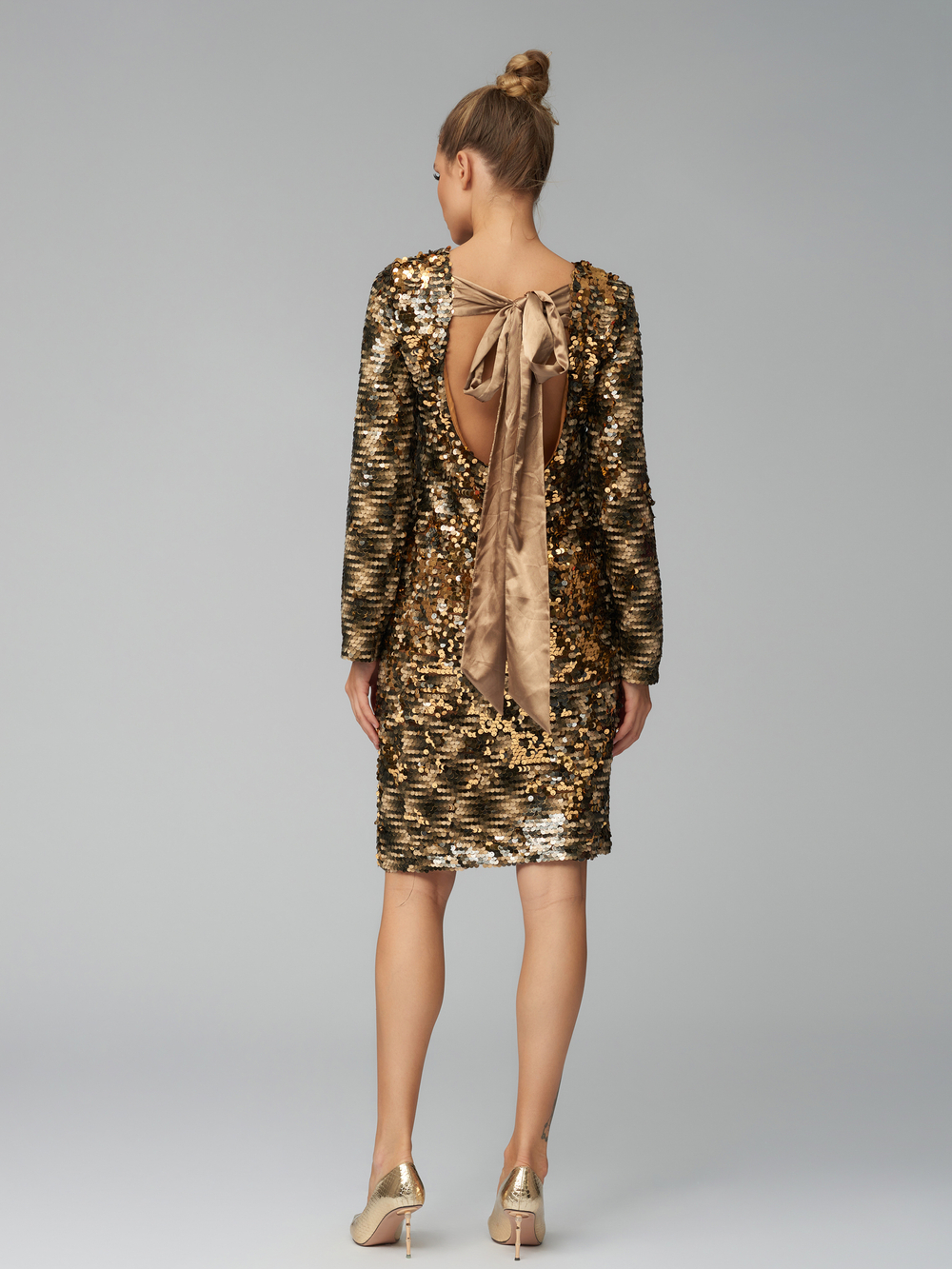 Платье в золотую крупную пайетку с бантом и открытой спиной