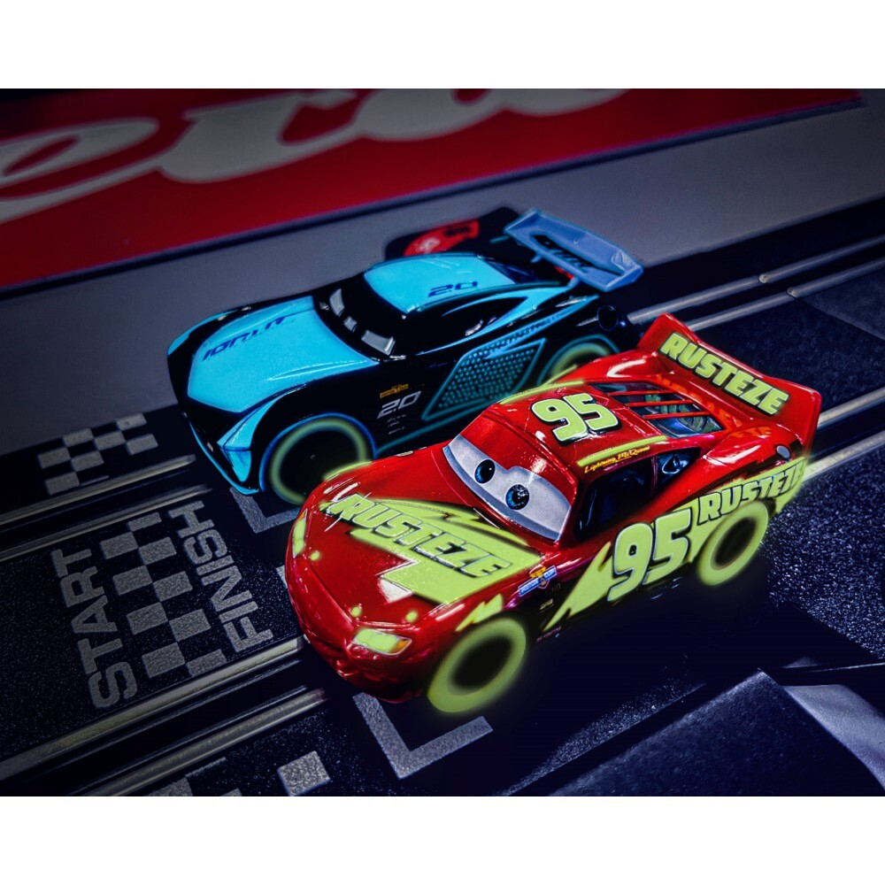 Carrera GO!!! - Автомобильная трасса 6,2 м Disney Cars Glow Racers + 2 машины / артикул   62559  / GTIN 4007486625594
