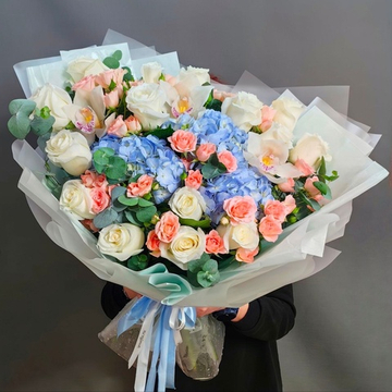 Авторский букет с голубыми гортензиями