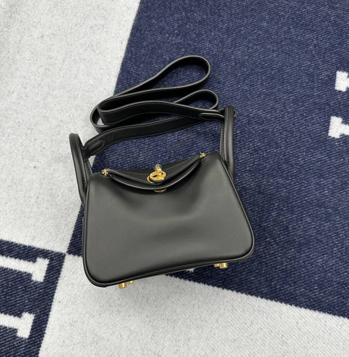 Сумка Hermes Lindy Noir Gold Hardware