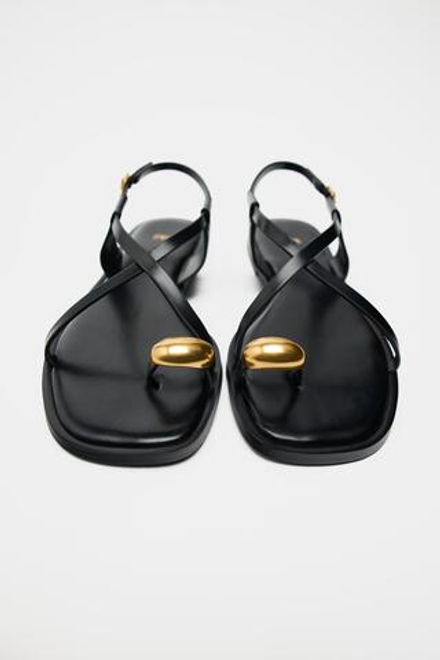 ZARA САНДАЛИИ С МЕТАЛЛИЧЕСКОЙ ДЕТАЛЬЮ, ЧЕРНЫЙ