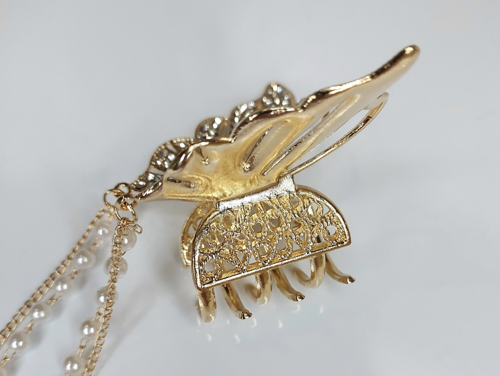 Заколка. Краб для волос универсальная. Для всех типов волос. Металлическая. с  кисточками из жемчужин (имитация). Цвет золото