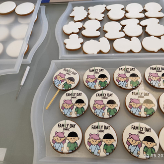 Круглые пряники 9см на палочке с ленточной 