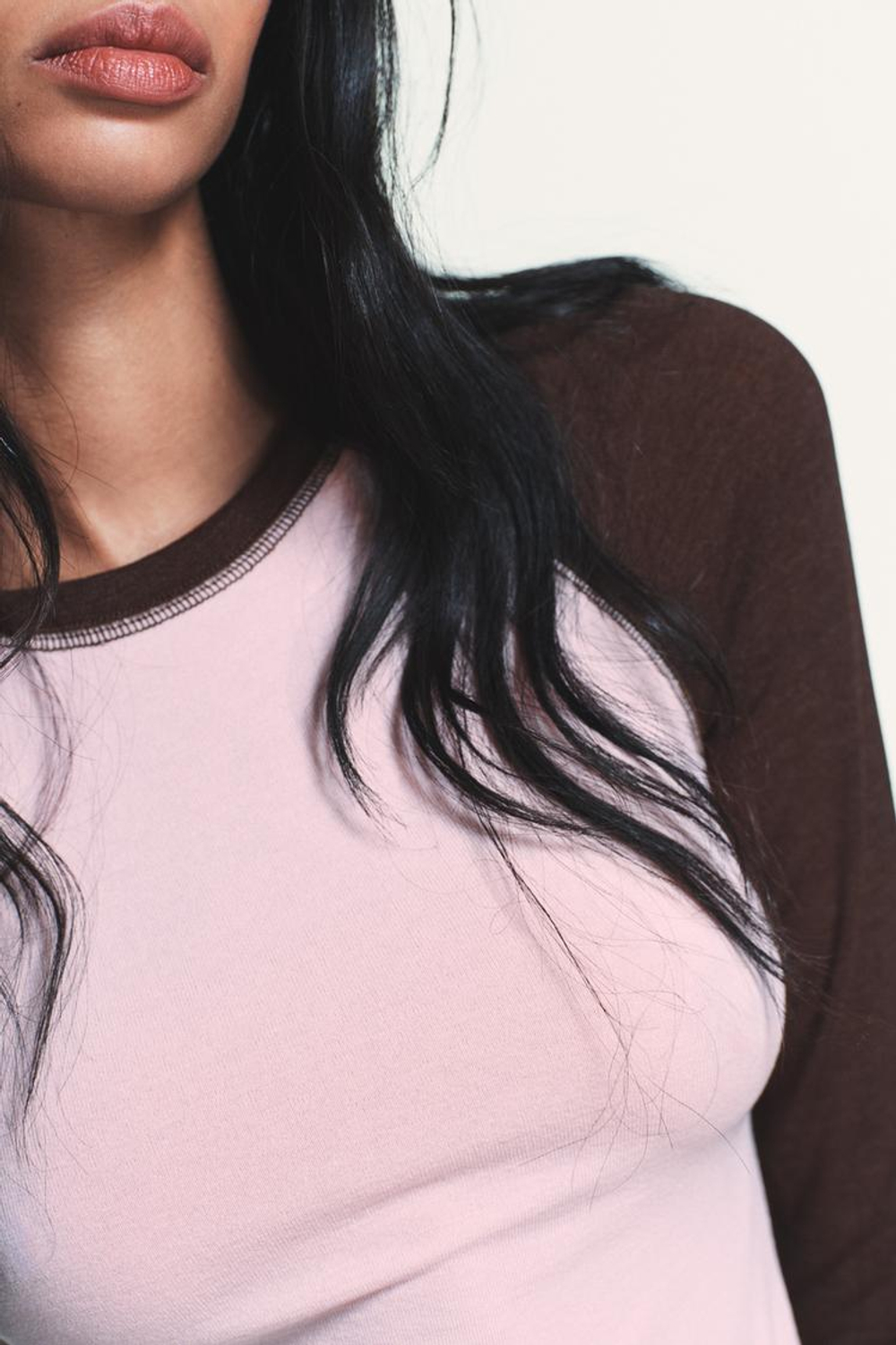 ZARA ФУТБОЛКА РЕГЛАН С КОНТРАСТНЫМИ ДЕТАЛЯМИ, ОТТЕНКИ КОРИЧНЕВОГО